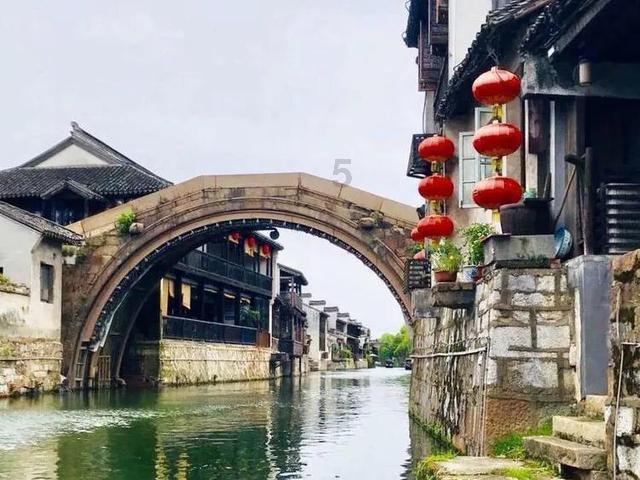 高空畅游的女孩